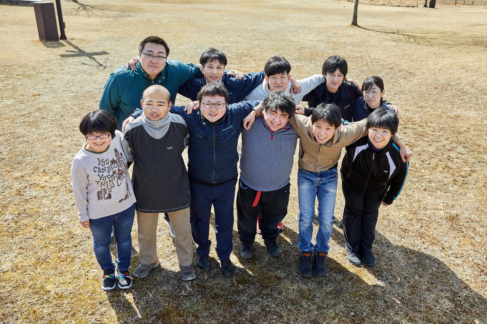 みんなで肩を組んで、笑顔で写っている写真
