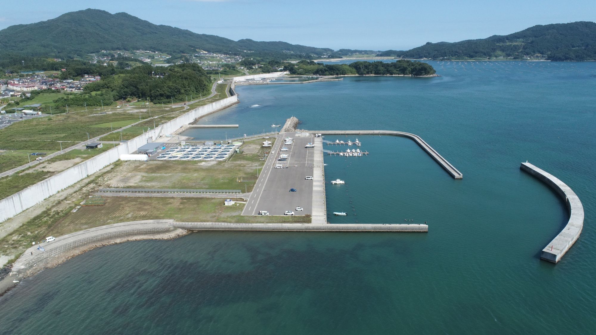 フィッシャリーナ陸前高田を浜田川水門側の海上から撮影した航空写真