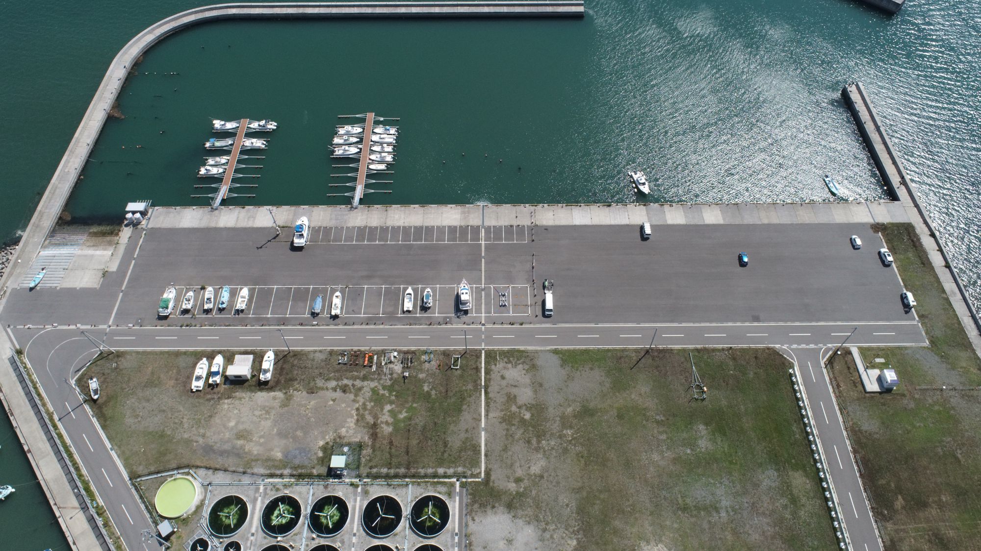 フィッシャリーナ陸前高田を陸側から海側に向かって撮影した航空写真