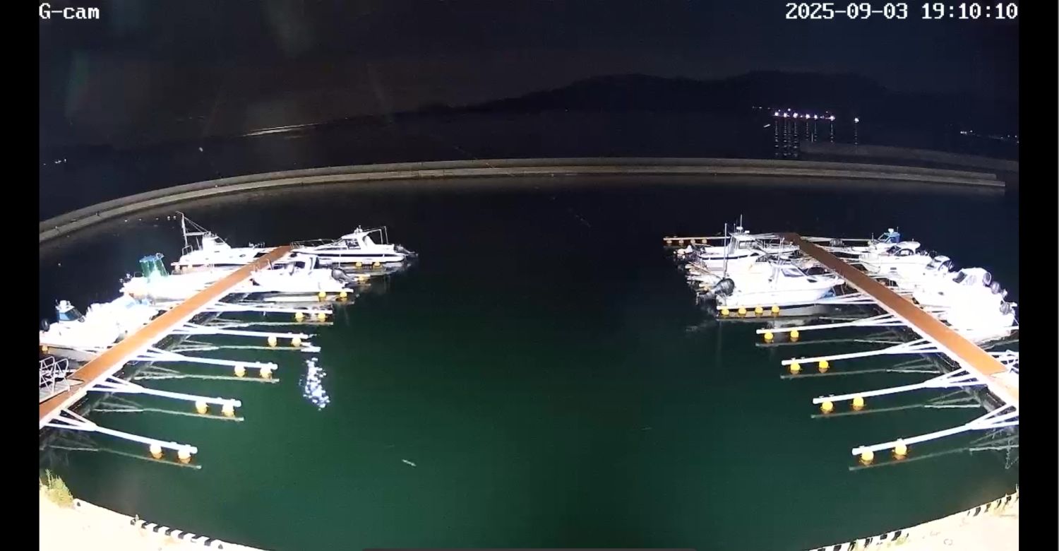利用調整施設内にある情報カメラで撮影した夜間の浮桟橋の写真