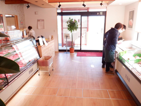 熊谷精肉店 段差のない店内