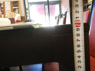 みつわ飯店 可動式の椅子席あり(椅子高さ44センチメートル、テーブル高さ70センチメートル)
