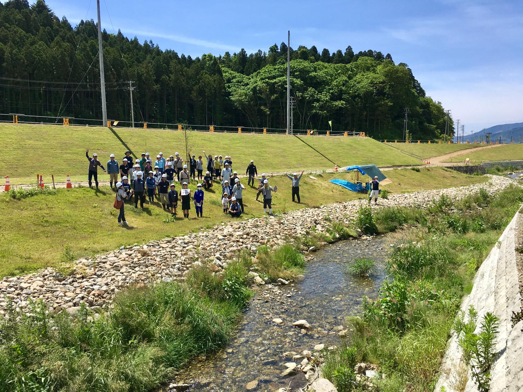川原川見学会の様子