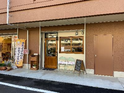 umineco 段差のない店舗入口(店内から外の様子が見られる為、すぐにサポート対応可)