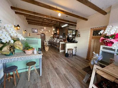 umineco 段差のない店内(椅子席は全て可動式)