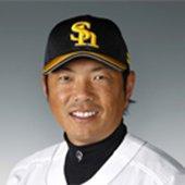 ユニフォームを着てほほ笑む小久保裕紀氏の写真
