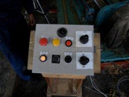 青や黄色、黒のボタンが並んだ操作パネルの写真