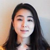 黄色い服を着てカメラに向かってほほ笑む近衛はな氏の写真