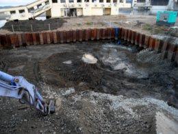 土を大きい範囲で掘り返し、作業の準備をしている写真