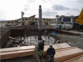 ユースホテル跡地の前で幹の設置作業を行っている遠景写真