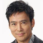 白い背景に笑顔を見せる村上弘明氏の写真
