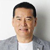 灰色のジャケットを着てカメラに向かう千昌夫氏の写真