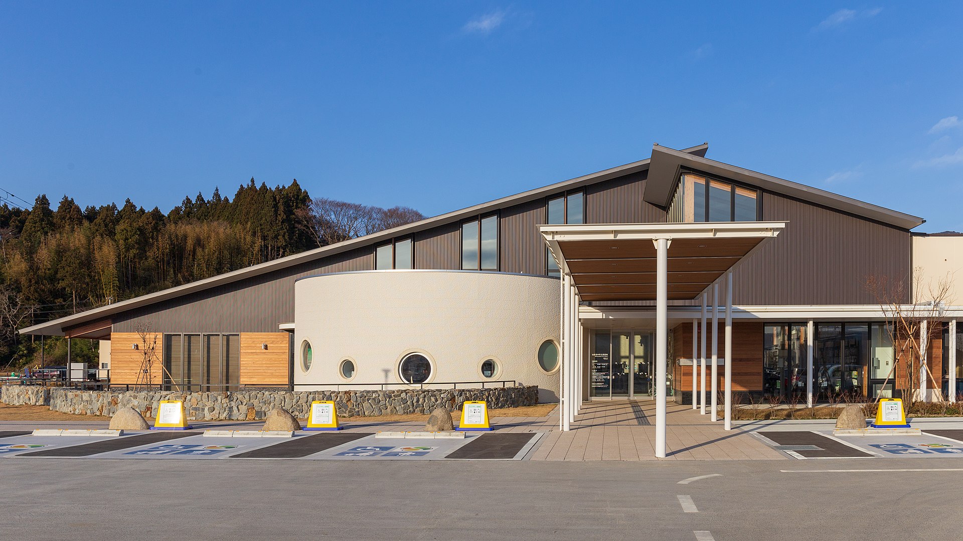 被災後新しく建設された陸前高田市立図書館の写真