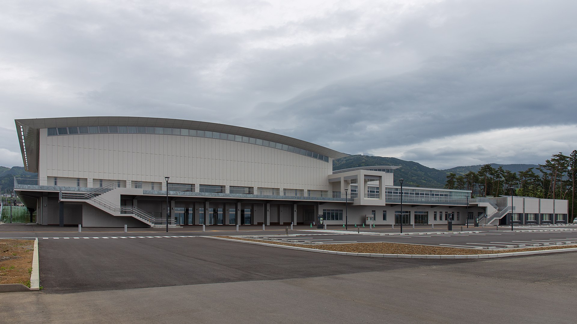 被災後新しく建設された陸前高田市総合交流センターの写真
