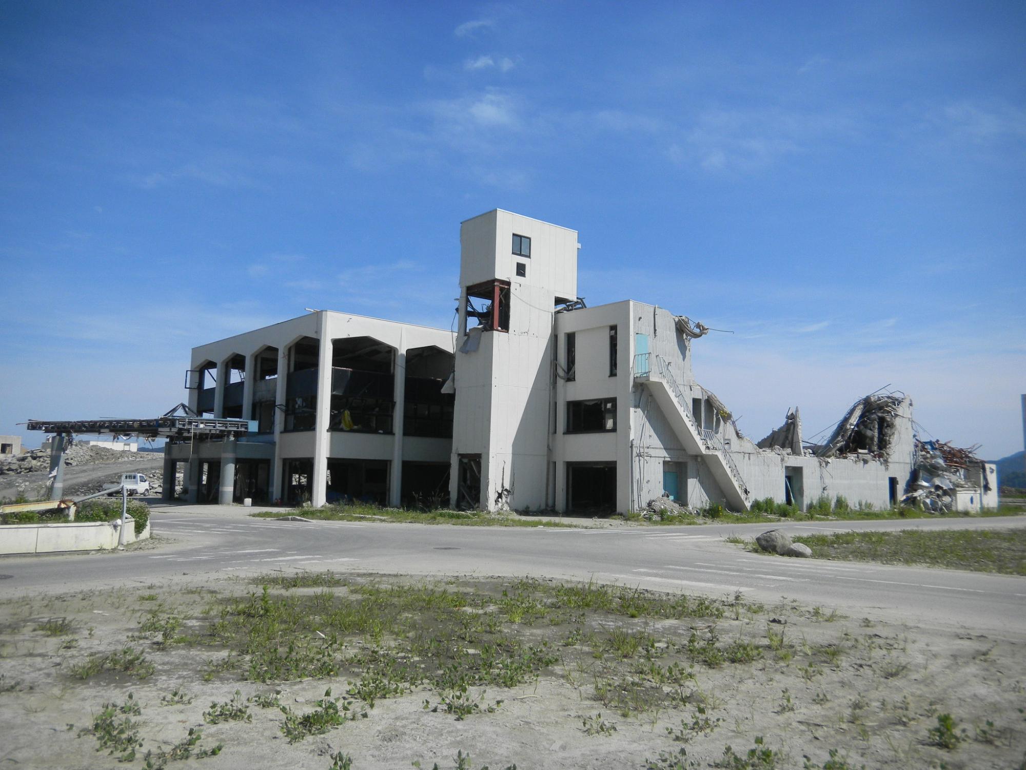 平成24年6月に撮影された東日本大震災の大津波により全壊した市民会館の外観写真