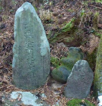 陸前高田市気仙町の上長部観音堂内に安置されている大きい板碑とその右横の小さい板碑の写真