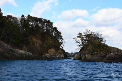 青空の下陸前高田市小友町にある亀島と鶴島の間を流れる狭い亀島水道と穏やかな海の写真