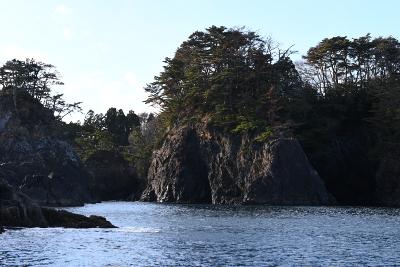 青空の下陸前高田市小友町の亀島水道の側にある二つの潮吹き穴と穏やかな海の写真