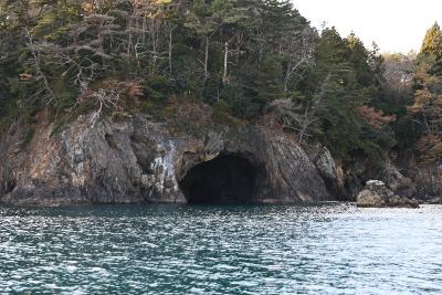 蛇ケ崎の海蝕洞窟である魔の瀬の大洞窟と穏やかな海の写真
