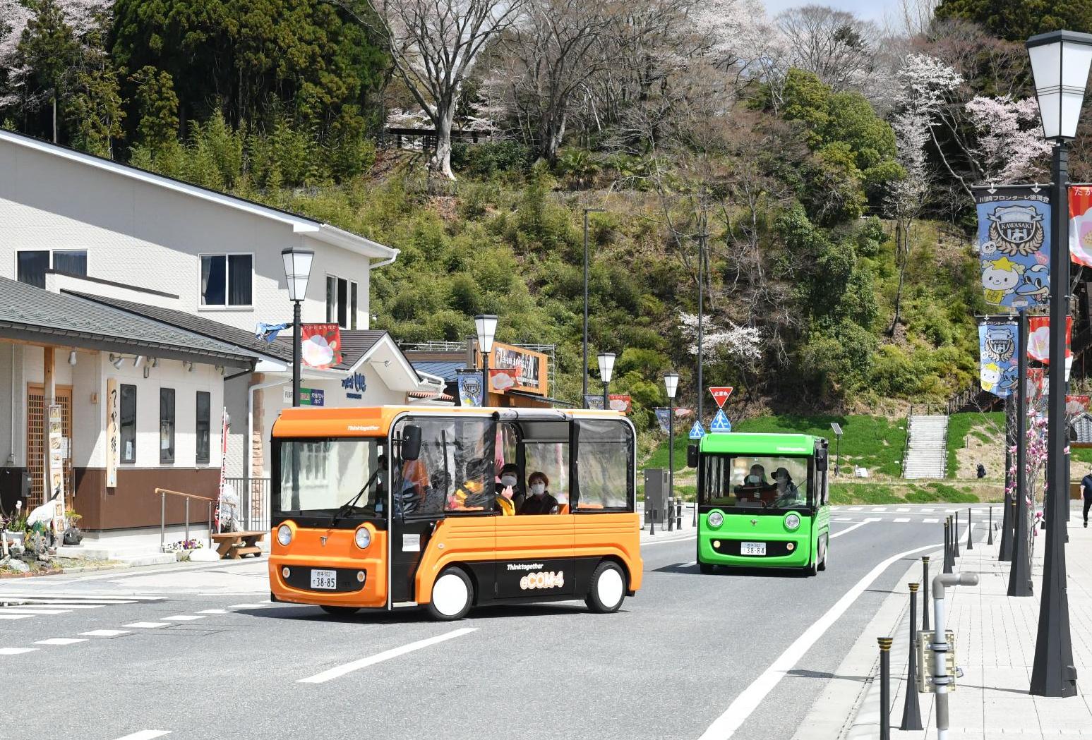 まちなかを走行するグリーンスローモビリティ