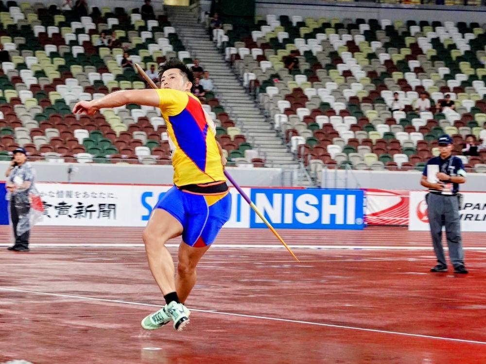 やり投げをする長沼選手