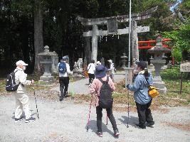 ポールウォーキングの様子（竹駒神社にて）