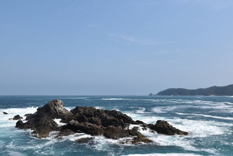 広田湾の岩と白い波頭