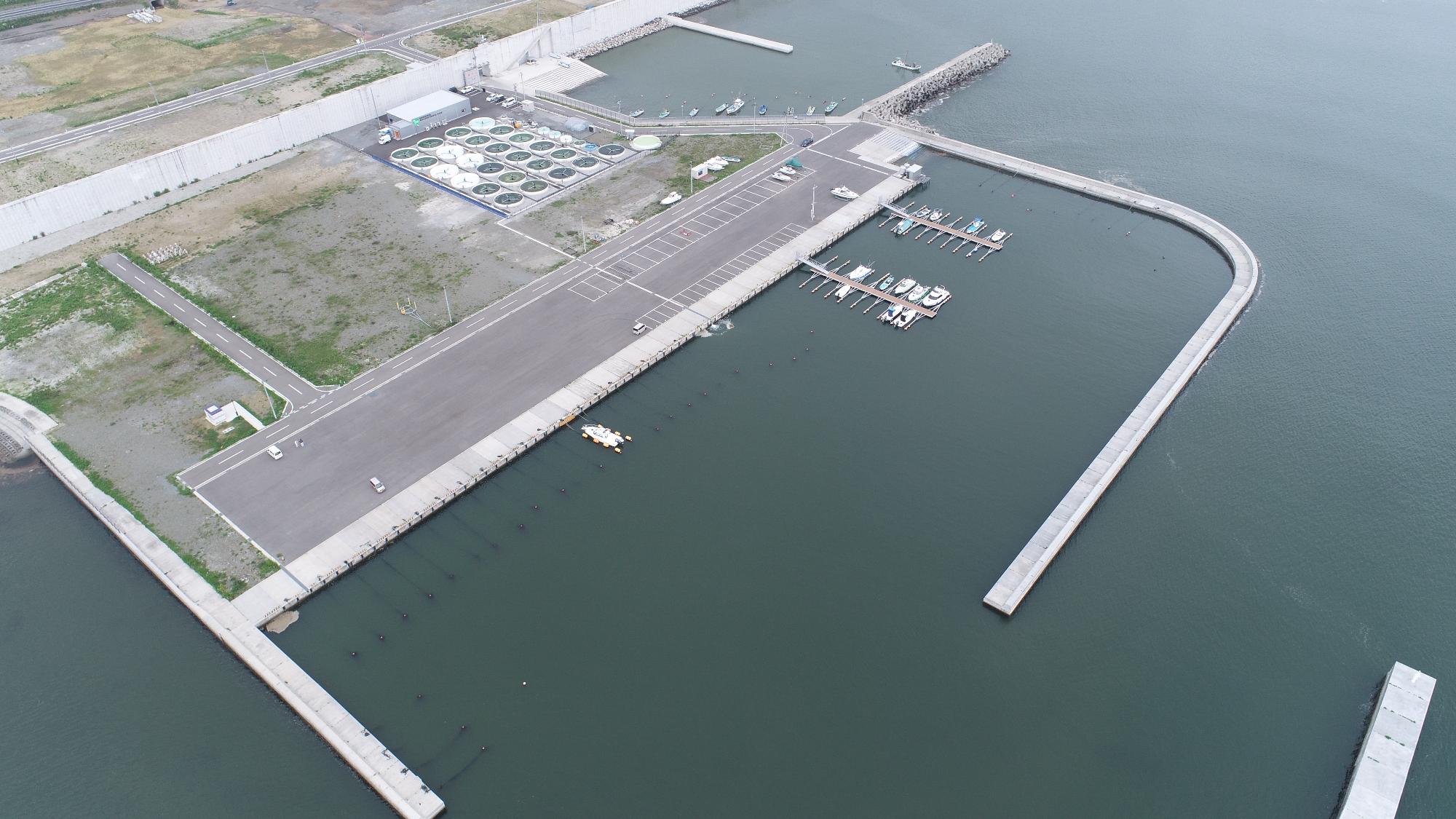 フィッシャリーナ陸前高田を海側から陸側に向かって撮影した航空写真