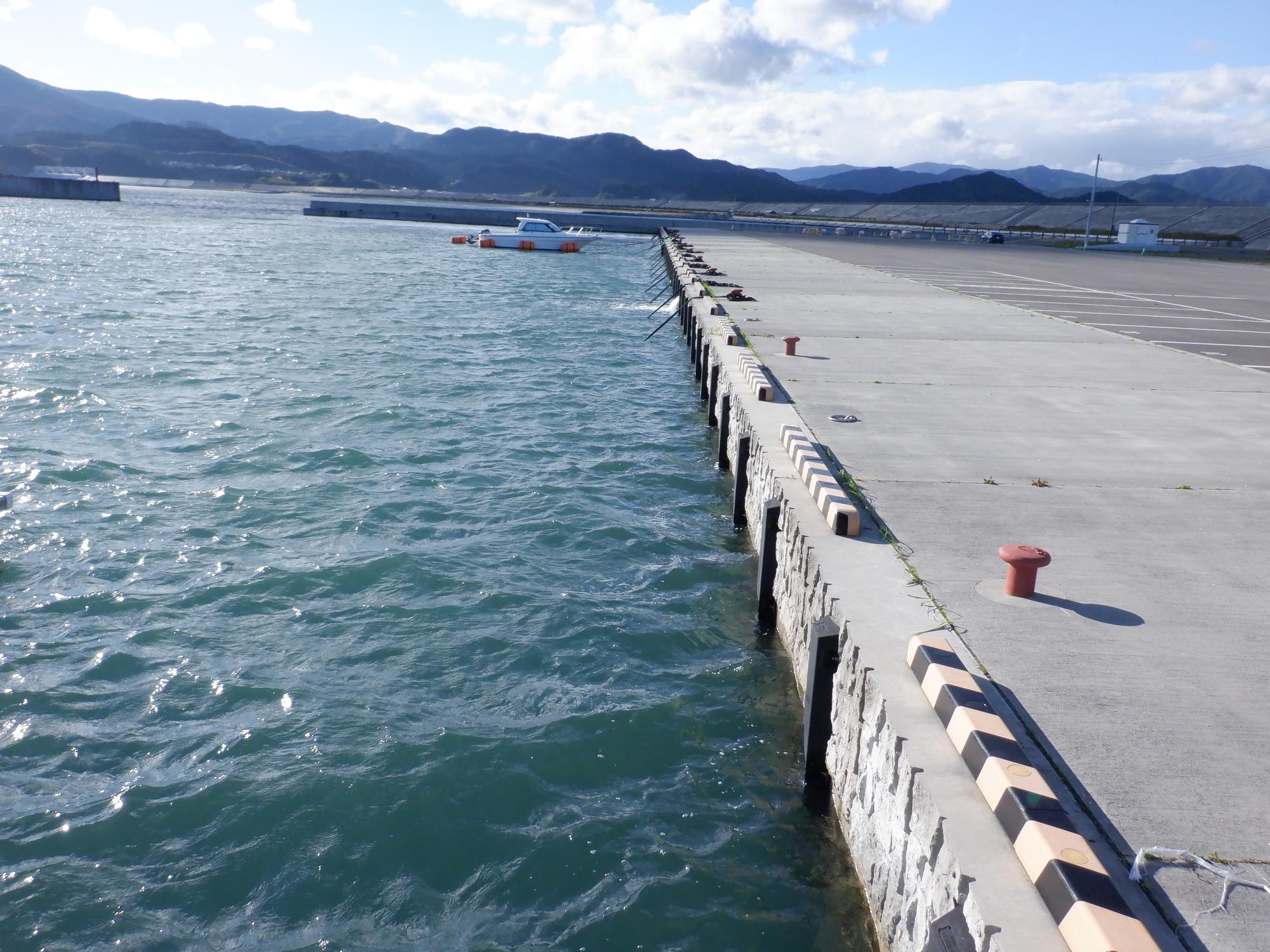 港の岸壁に、船の係留設備がある写真