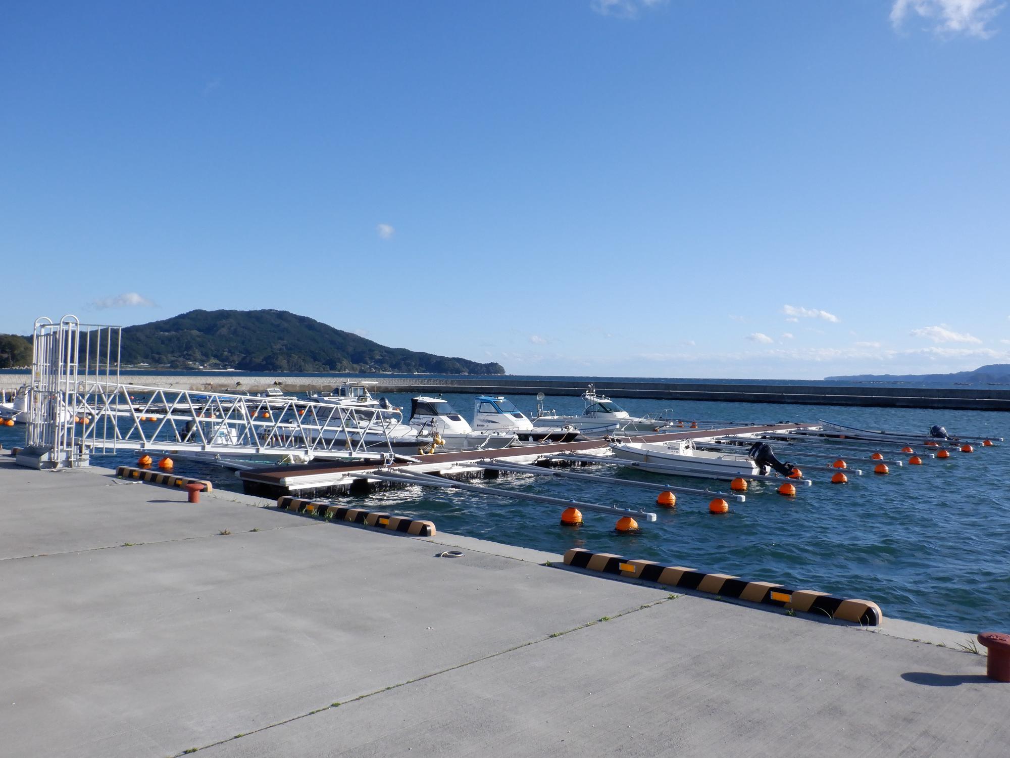 港の桟橋に、船の係留設備が並んでいる写真