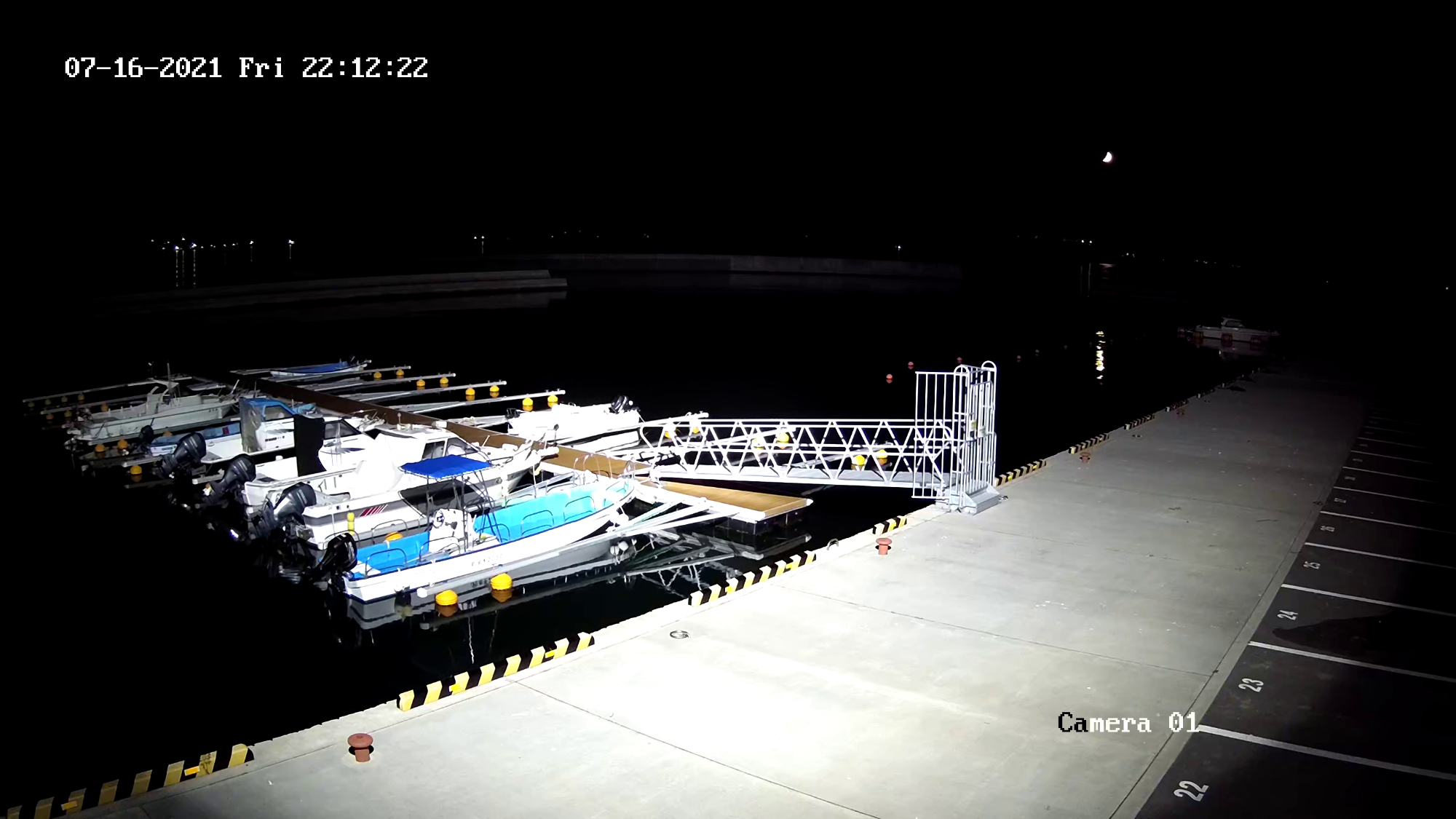 利用調整施設内にある監視カメラで撮影した夜間の2号浮桟橋及び岸壁の写真