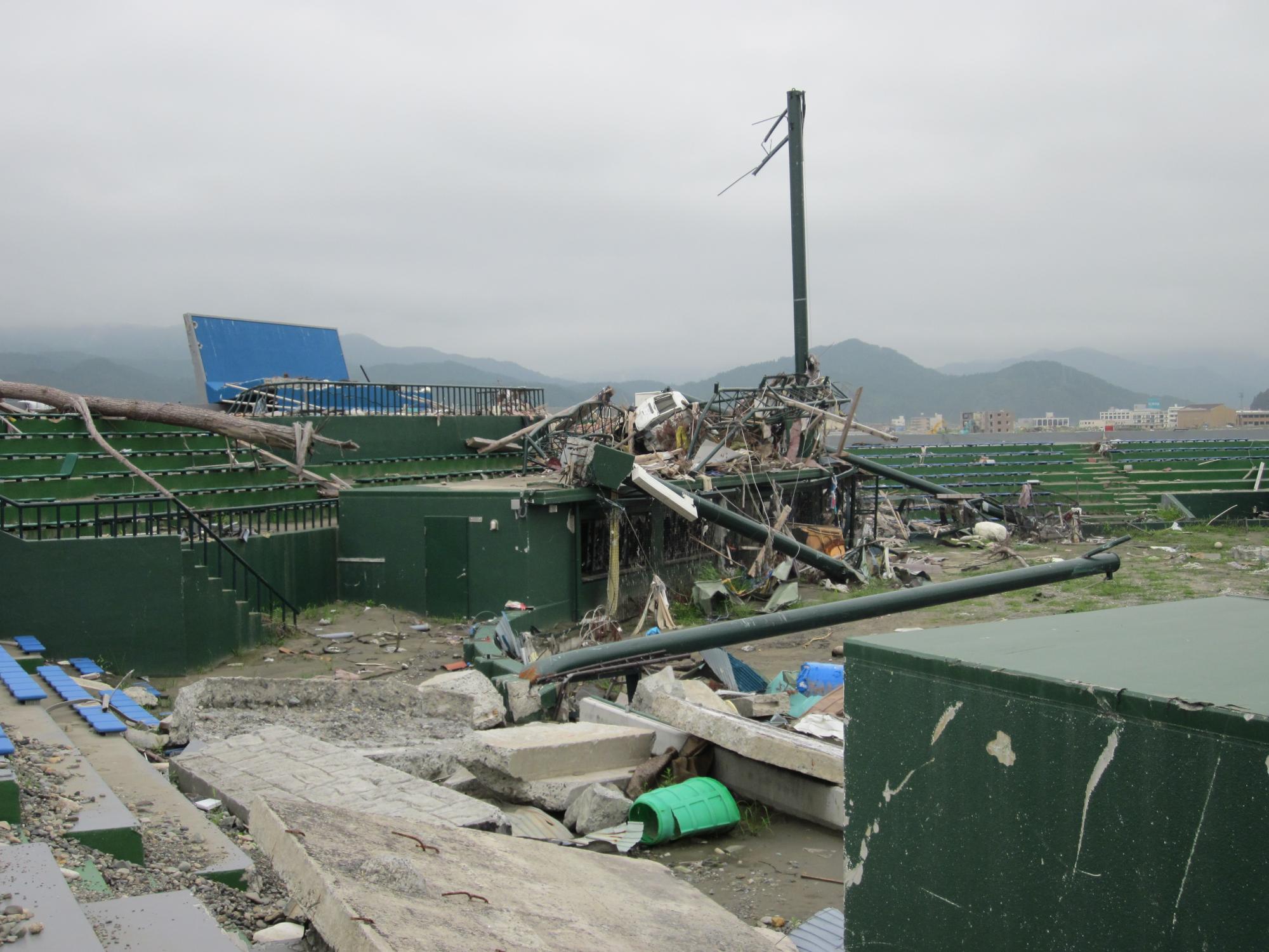 平成23年8月に撮影された東日本大震災の大津波により全壊した高田松原第一野球場の写真