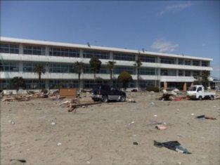 平成23年3月に撮影された東日本大震災の大津波により全壊した広田中学校の外観写真