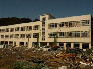平成23年3月に撮影された東日本大震災の大津波により全壊した気仙小学校の外観写真