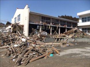 平成23年3月に撮影された東日本大震災の大津波により全壊した小友中学校の外観写真
