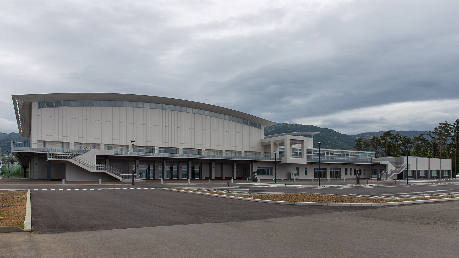 被災後新しく建設された陸前高田市総合交流センターの写真