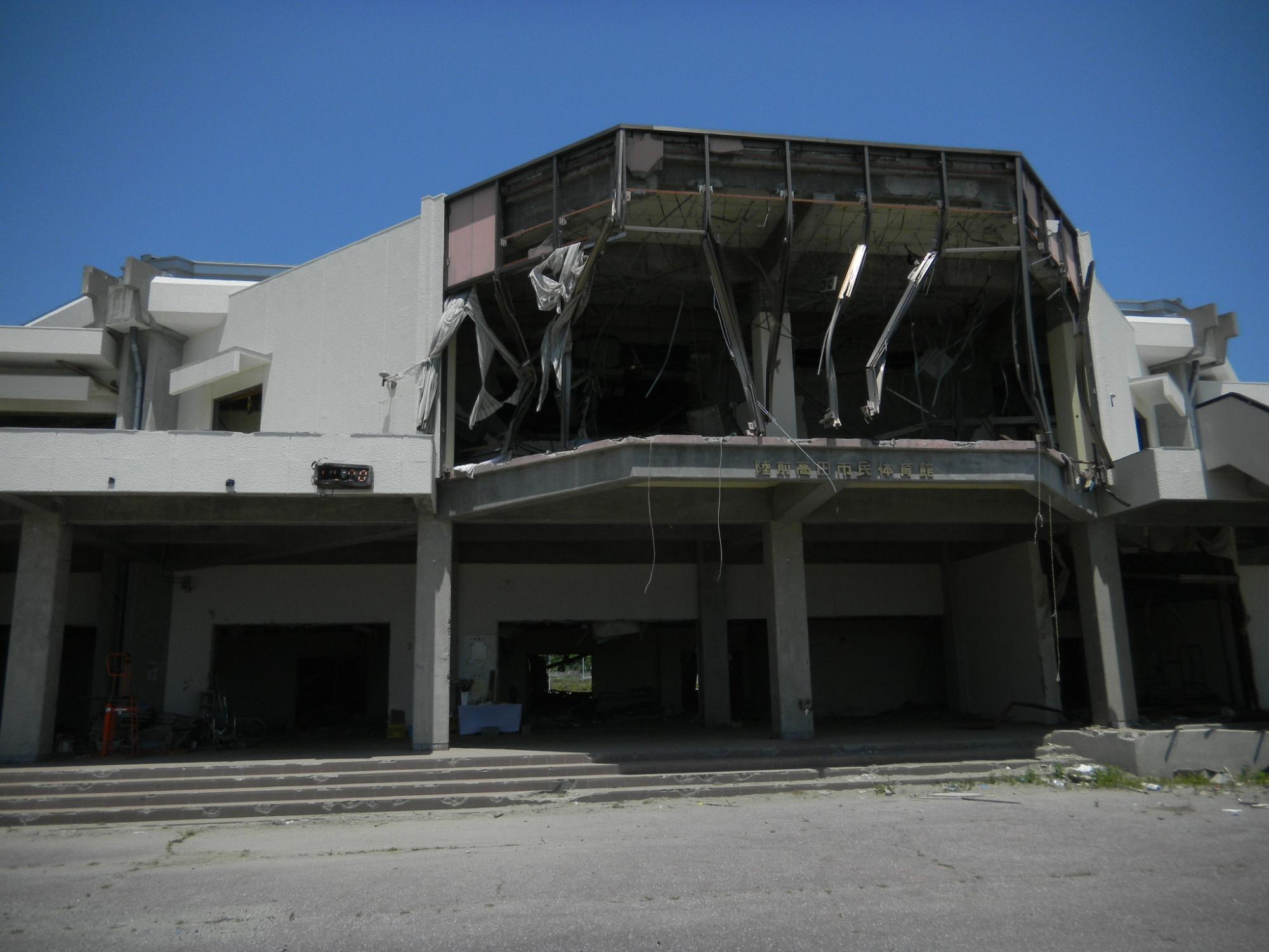 平成24年6月に撮影された東日本大震災の大津波により全壊した市民体育館の外観写真