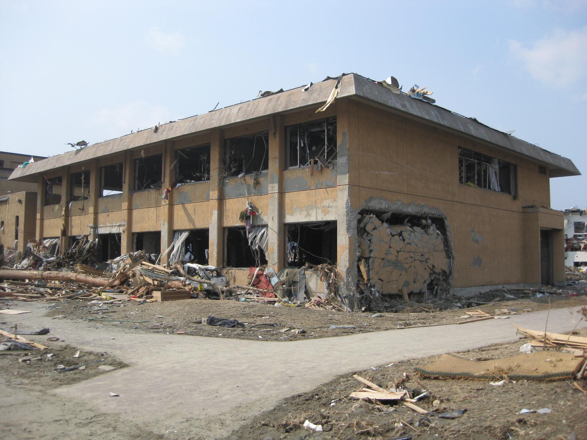 平成23年3月に撮影された東日本大震災の大津波により全壊した市立図書館の外観写真