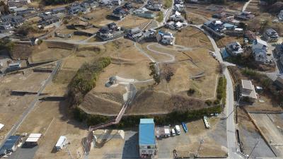 陸前高田市広田町にある中沢浜貝塚を上空から撮影した全景写真