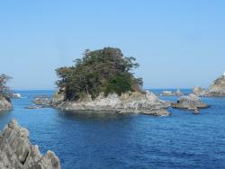 雲一つない青空の下陸前高田市広田町にある広田半島南端の青松島とその前に広がる紺色の海を撮影した写真