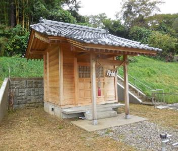 陸前高田市小友町にある木々に囲まれひっそりと建つ戸隠神社の拝殿をやや斜めのアングルから撮影した写真