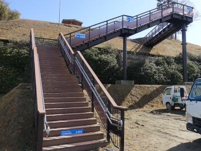 中沢浜貝塚歴史防災公園に造られた途中に過去の津波で浸水した高さのプレートが設置された避難階段の写真