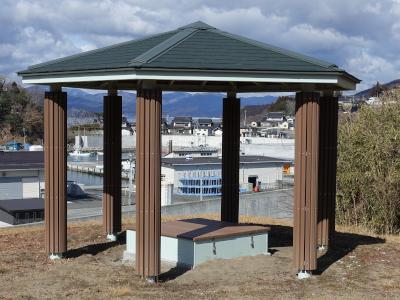 中沢浜貝塚歴史防災公園に設置されている中央にベンチがある六角形の防災あずまやの写真