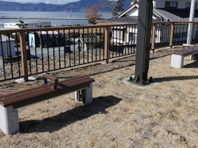 中沢浜貝塚歴史防災公園に設置されている災害時にかまどとしても利用できる防災ベンチの写真