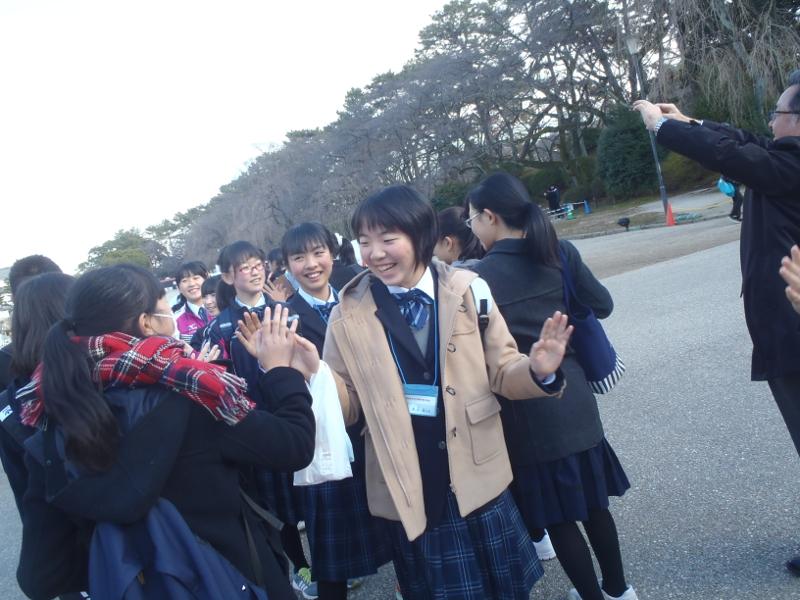 名古屋城内で両端で列になって真ん中を恥ずかしそうに通る女子中学生とハイタッチをする中学生たちの写真