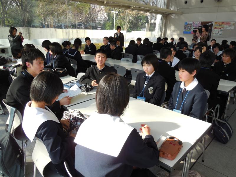 山王中学校内の一室で陸前高田市の中学生たちと数人一グループとなり対面しながら交流を深める生徒たちの様子を撮影した写真
