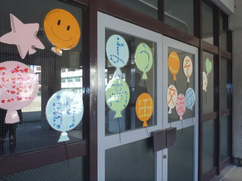 名古屋市内の中学校の玄関にようこそ陸前高田交流団と1文字ずつ切り絵で風船型の紙に貼ってある写真