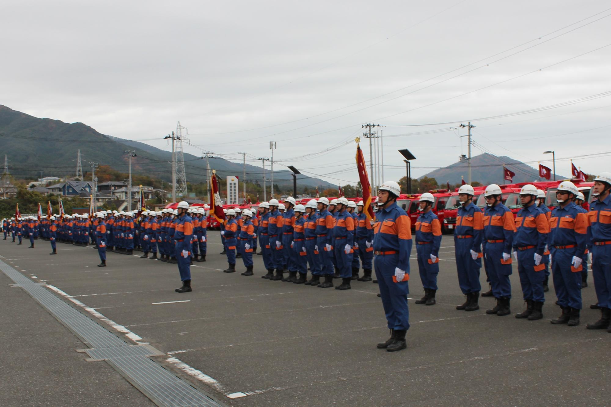秋季演習消防団員整列2