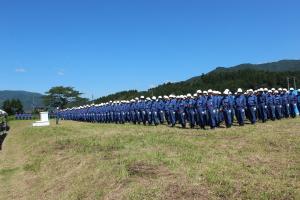 青い空の下、綺麗に整列して起立している隊員たちの写真