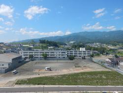 青空の下、開けた土地が広がっている2019年6月の進捗状況の写真